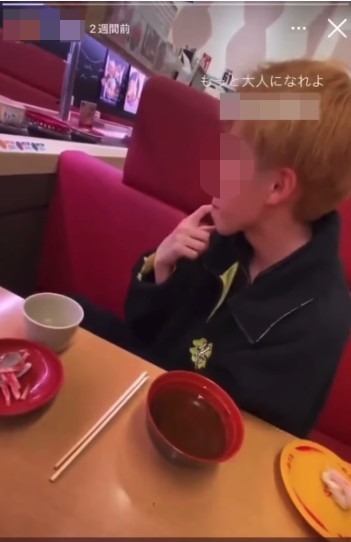 將口水沾落迴轉帶上嘅壽司