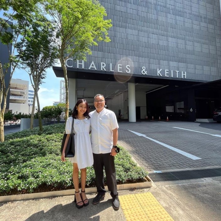 Charles & Keith邀請Zoe跟他爸爸去到總部參觀