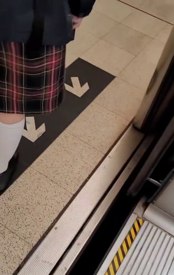 為保護小學生網民一直只向地下拍攝錄音