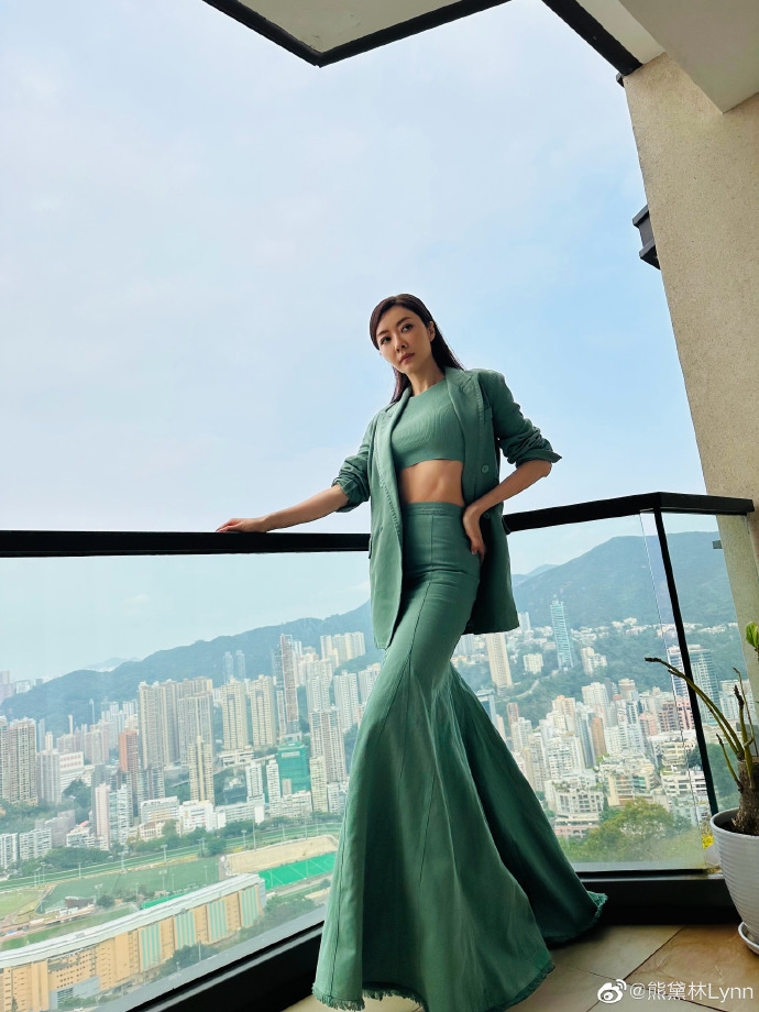 雖然無著短褲，但拍攝角度仍突顯佢嘅一雙超長美腿，熊黛林亦十分自豪：「2米8的大長腿，有沒有人羨慕？」