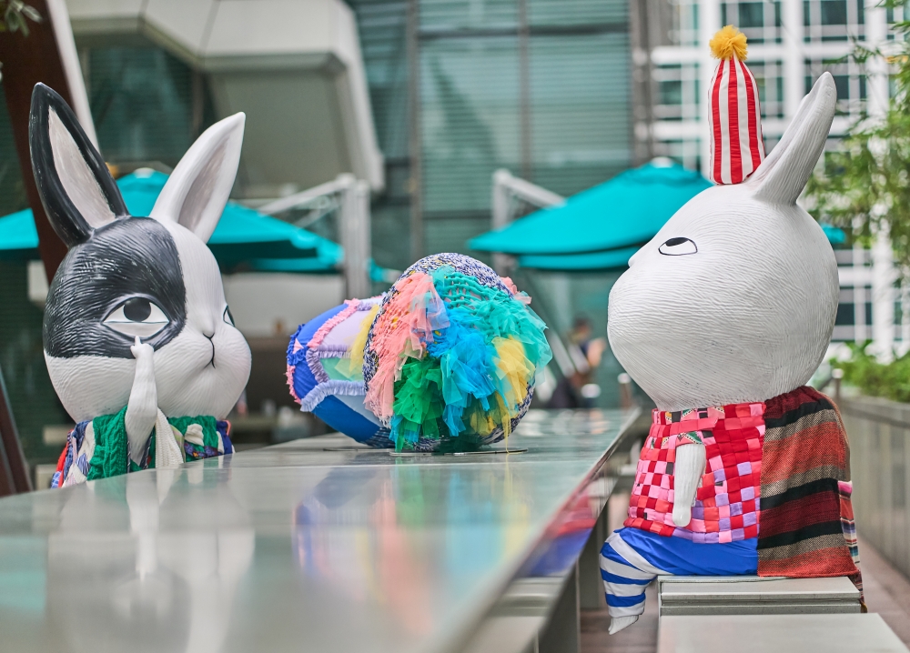 沿斜坡往上走,仲可以見到圍坐在長餐枱上搞怪的「肉包」!