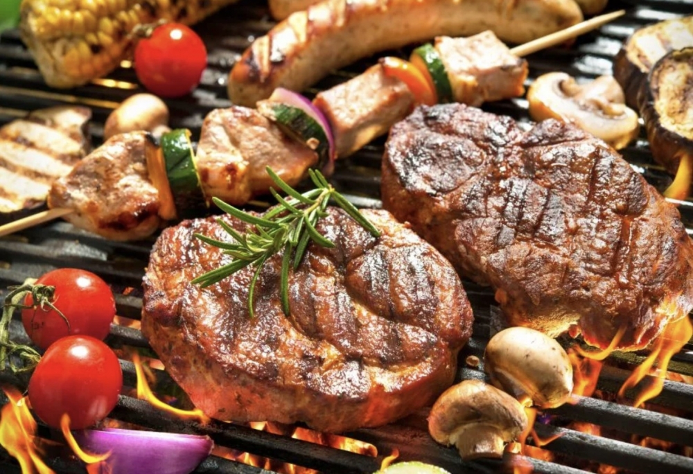 凡Sino Club 會員於生日月份攜同3位成人親友以正價惠顧黃金海岸酒店自助午餐或晚餐，可享免費自助午餐 / 晚餐一位；尊尚會員可額外獲贈半磅生日蛋糕一個。