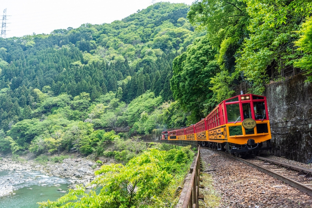雖然嵐山小火車的路程不算長，但期間有多處值得留意的賞楓熱點！