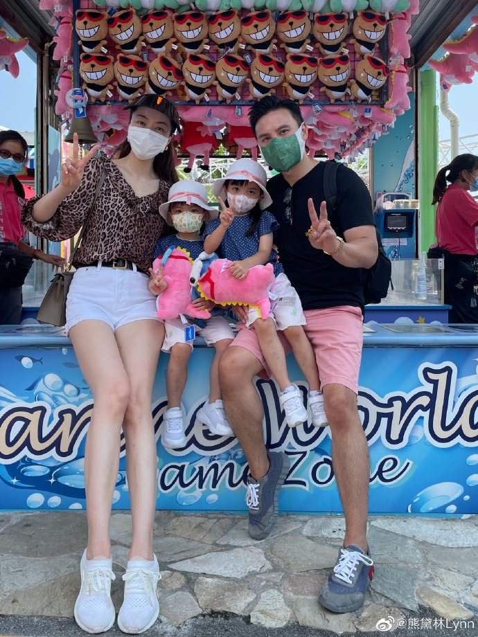 現年42歲嘅熊黛林嫁入豪門後誕下一對可愛嘅雙胞胎女兒