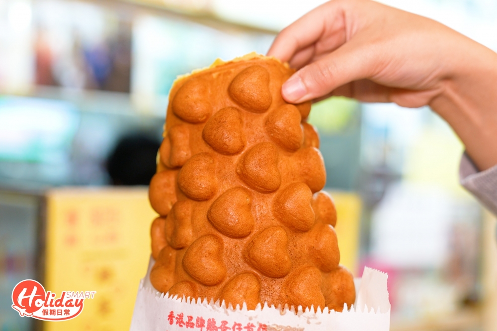 鴻記極品雞蛋仔只賣原味雞蛋仔及三款夾餅,包括原味、朱古力味及士多啤梨味。每份雞蛋仔或夾餅都是即叫即製,等候時間大約4-5分鐘,而且烘好放涼才會給客人。