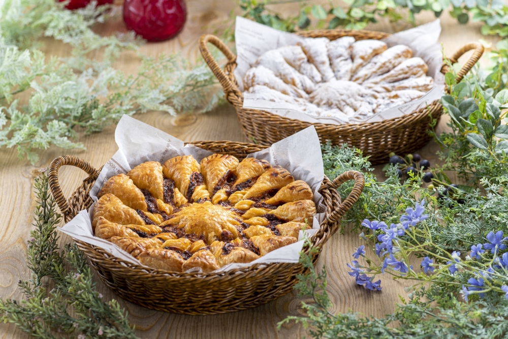 兩款花朵造型批，分別係鹹肉和白朱古力加藍莓口味。