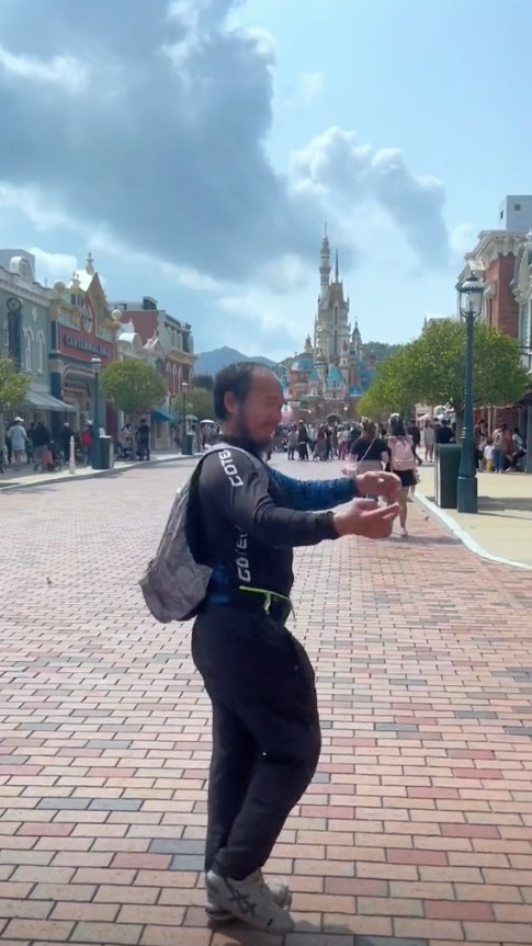 睇嚟阿秋喺迪士尼都玩得好開心。