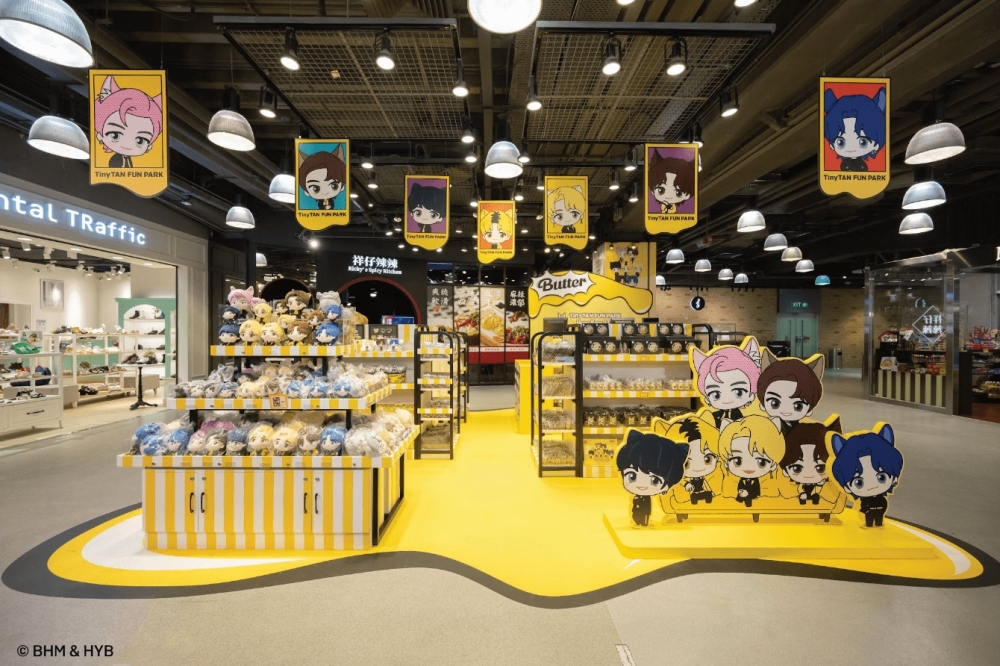 以《Butter》MV為靈感打造的期間限定店,推出近百款日本直送主題精品以及獨家發售的香港限定精品!