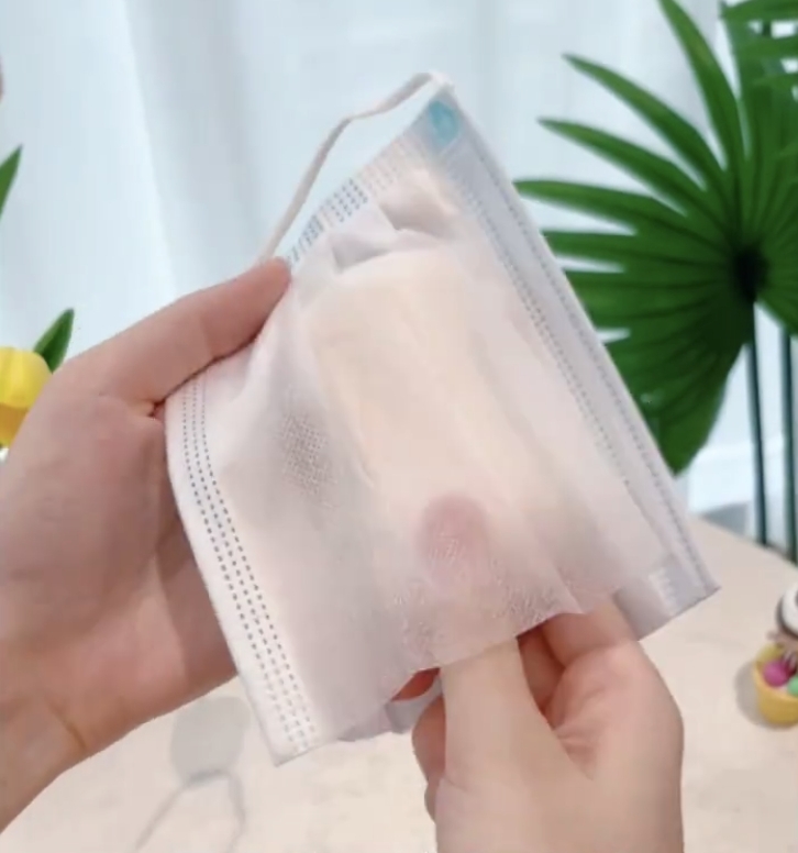 將口罩剪開從中間位置打開放入番梘