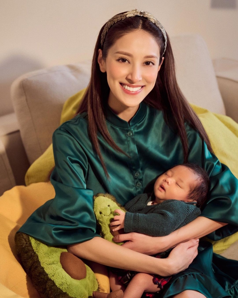 陳凱琳（Grace）同鄭嘉穎嘅細仔Carlos出世，兩人升呢做3個囝囝嘅父母。