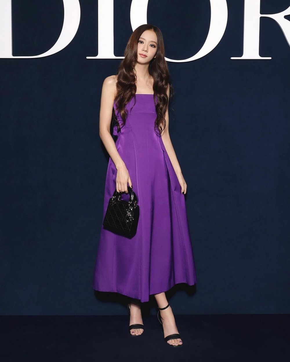 Jisoo身穿低胸紫色Tube dress。