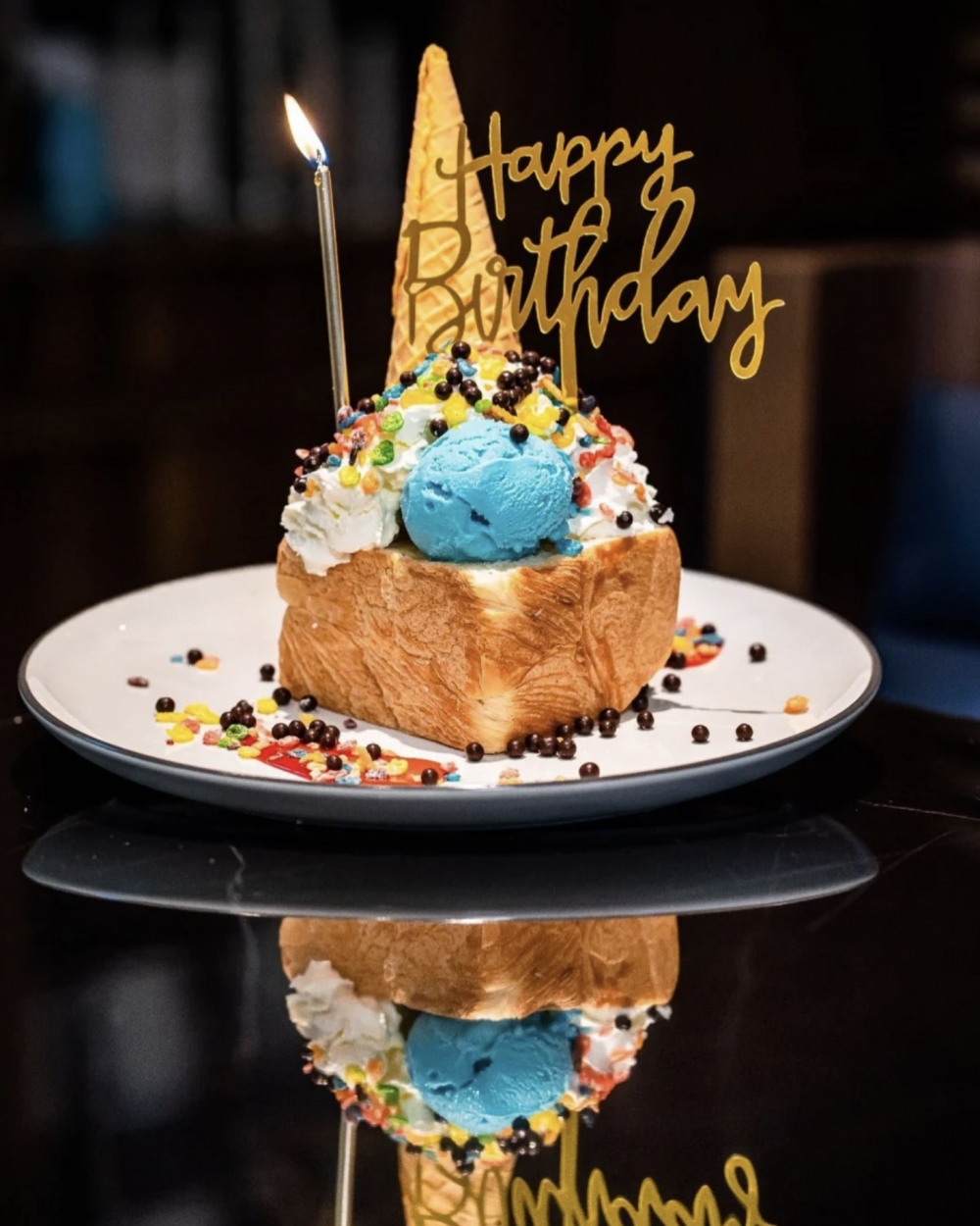 即日起凡於生日月份惠顧Holly Brown Coffee Roaster或Cabin Crew Coffee，即可獲得生日Danish Toast 一份。