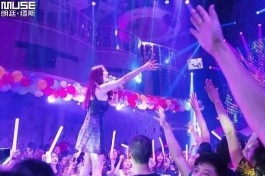 伍慧珊向觀眾拋出簽名相。