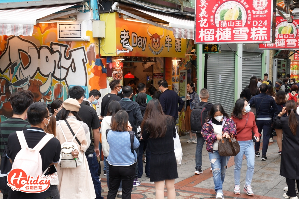 官也街大部分食店都大排長龍,其中這間牛雜店,憑份量十足的牛雜受旅客歡迎,平均要排15分鐘才能食到!