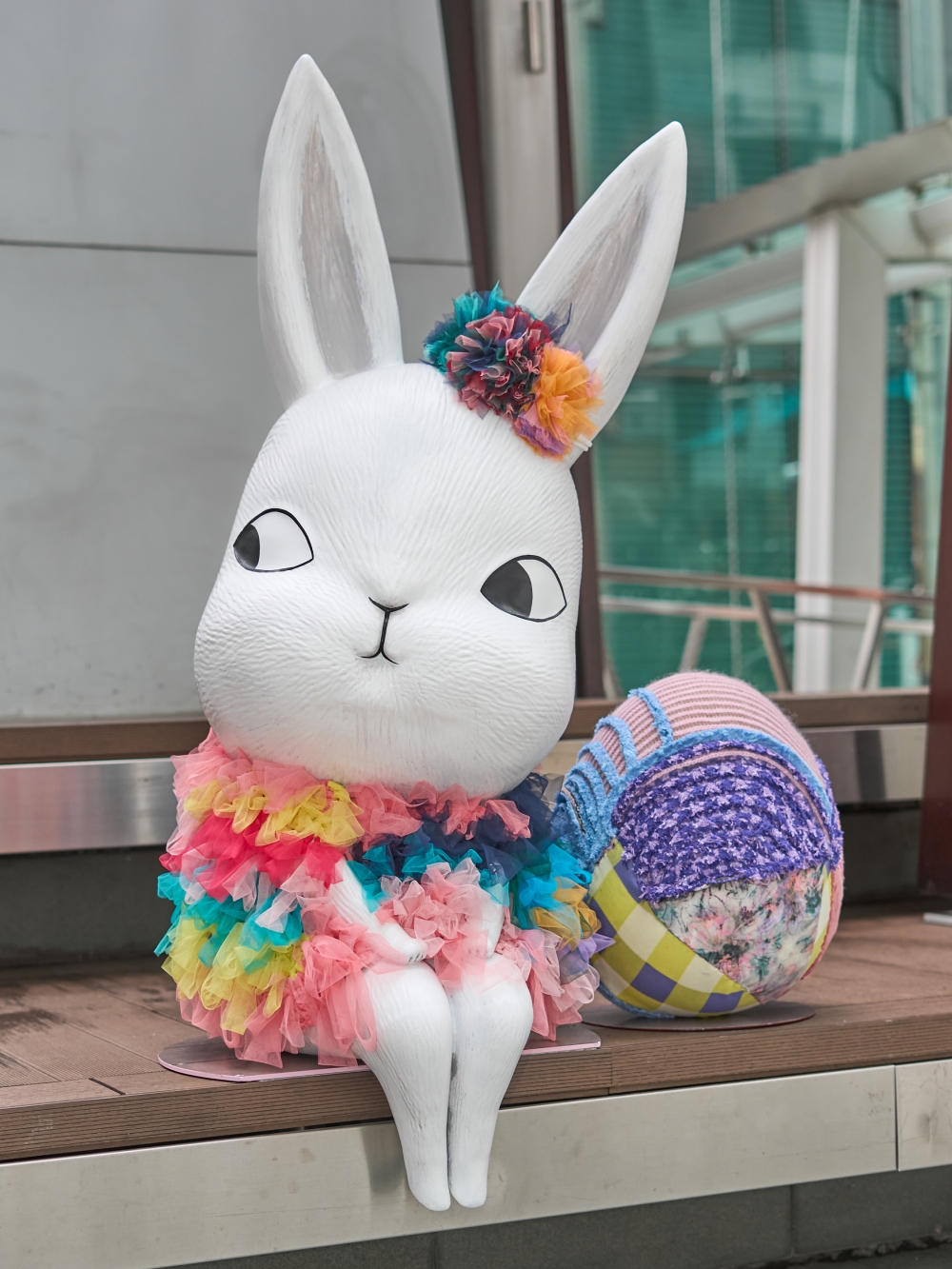 坐在長椅上等待大家的「望月兔」~