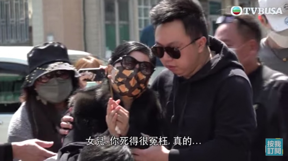 Abby嘅媽媽五姐情緒激動,要依靠喺女婿肩上