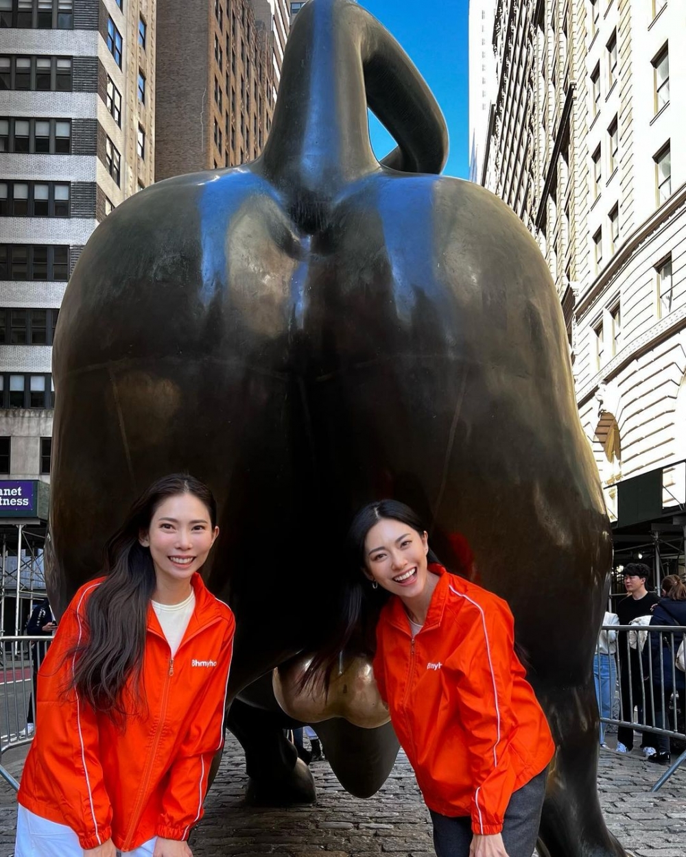 Race及Rhonda於紐約華爾街銅牛前合照。