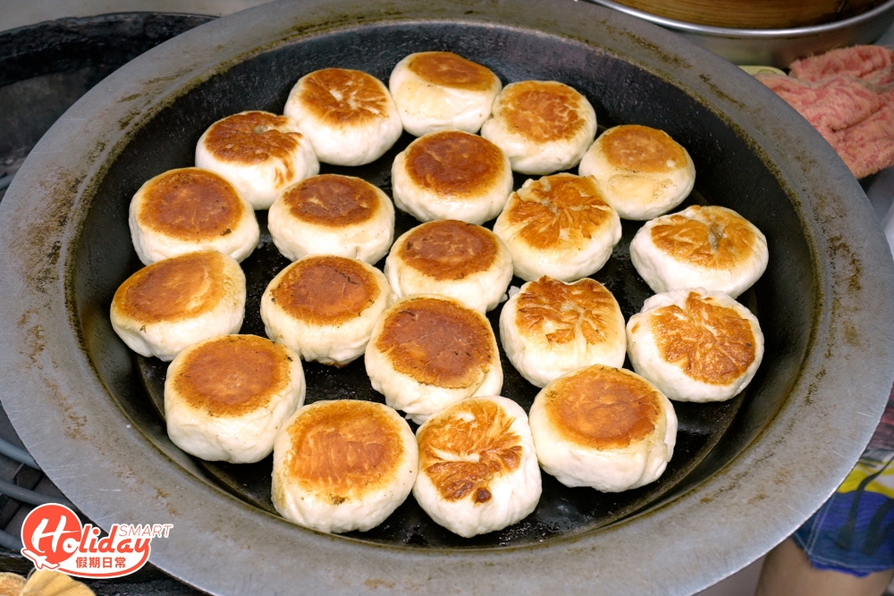 來到必食招牌「三寶」，當中包括生煎牛肉包、生煎鍋貼及蔥油餅。