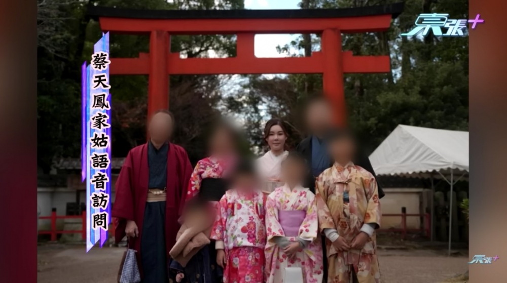 Abby嘅奶奶接受《東張西望》語音訪問指舊年聖誕,佢哋同Abby、兩個孫以及兩位工人姐姐一齊去日本玩得好開心