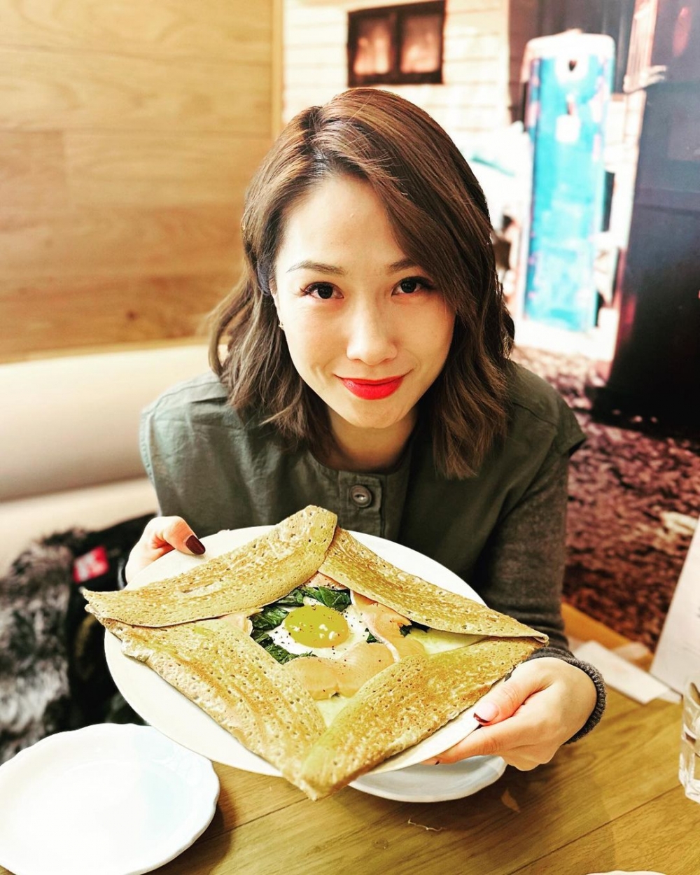 袁彩雲實際上比溫碧霞年輕9歲