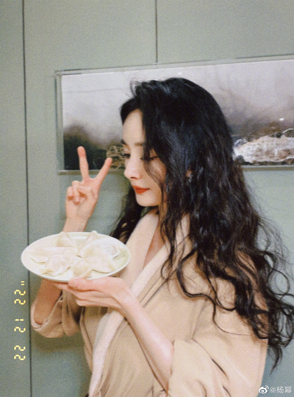 回復單身後楊冪亦曾同其他男星傳出緋聞，但佢都未有承認戀情。