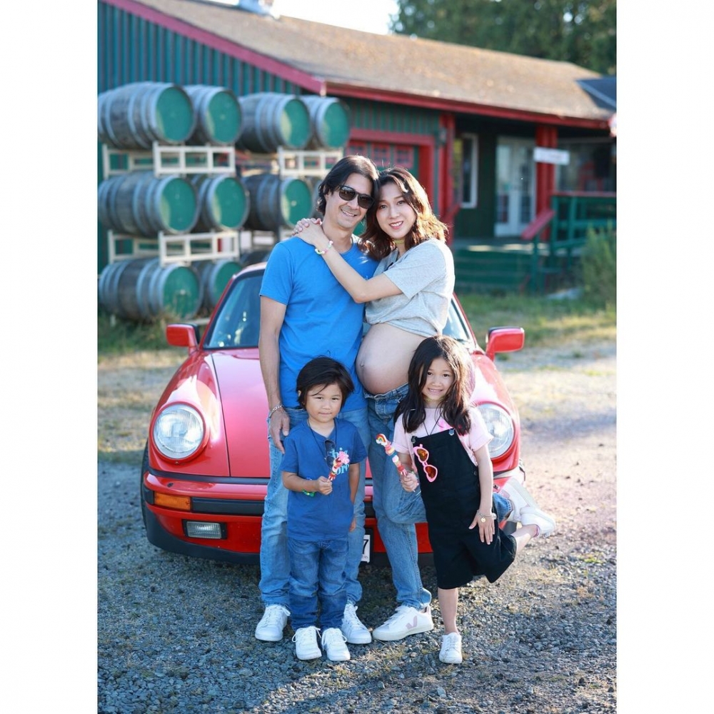 鍾嘉欣一家五口於加拿大幸福地生活