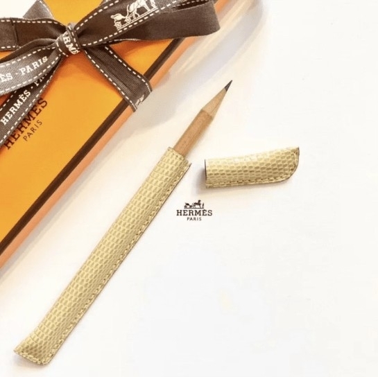 王妤嫻收藏咗唔同名牌嘅手袋,佢係Hermès Fans,多次分享Hermès嘅不同產品