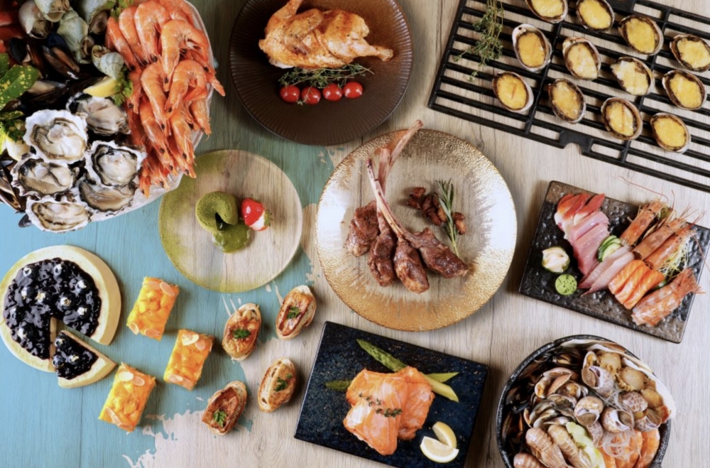 凡4位或以上同行惠顧8度海逸酒店8度餐廳自助晚餐，生日之星可享半價優惠連紅/白餐酒乙支，或可選免費生日蛋糕1磅連紅/白餐酒乙支。