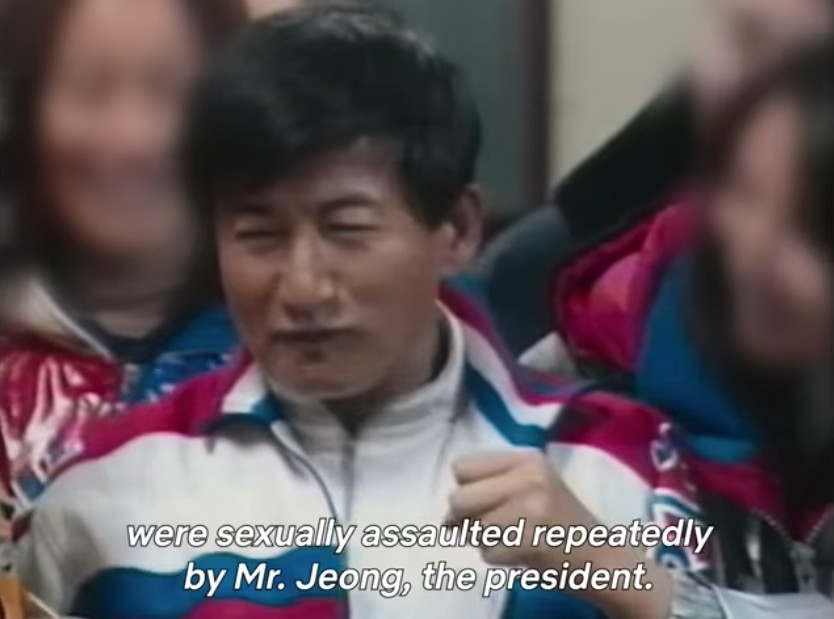 有指「攝理教」教主鄭明析生活荒唐，沖涼時有多位女信徒陪伴，平時出入身邊都圍繞唔少女性