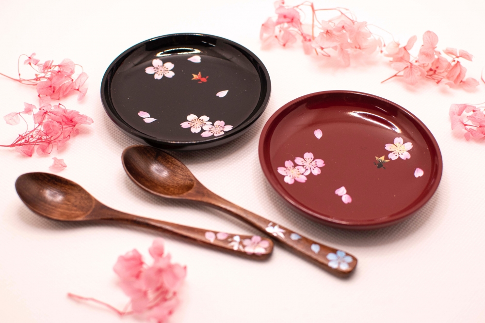 綴以櫻花圖案的餐具～