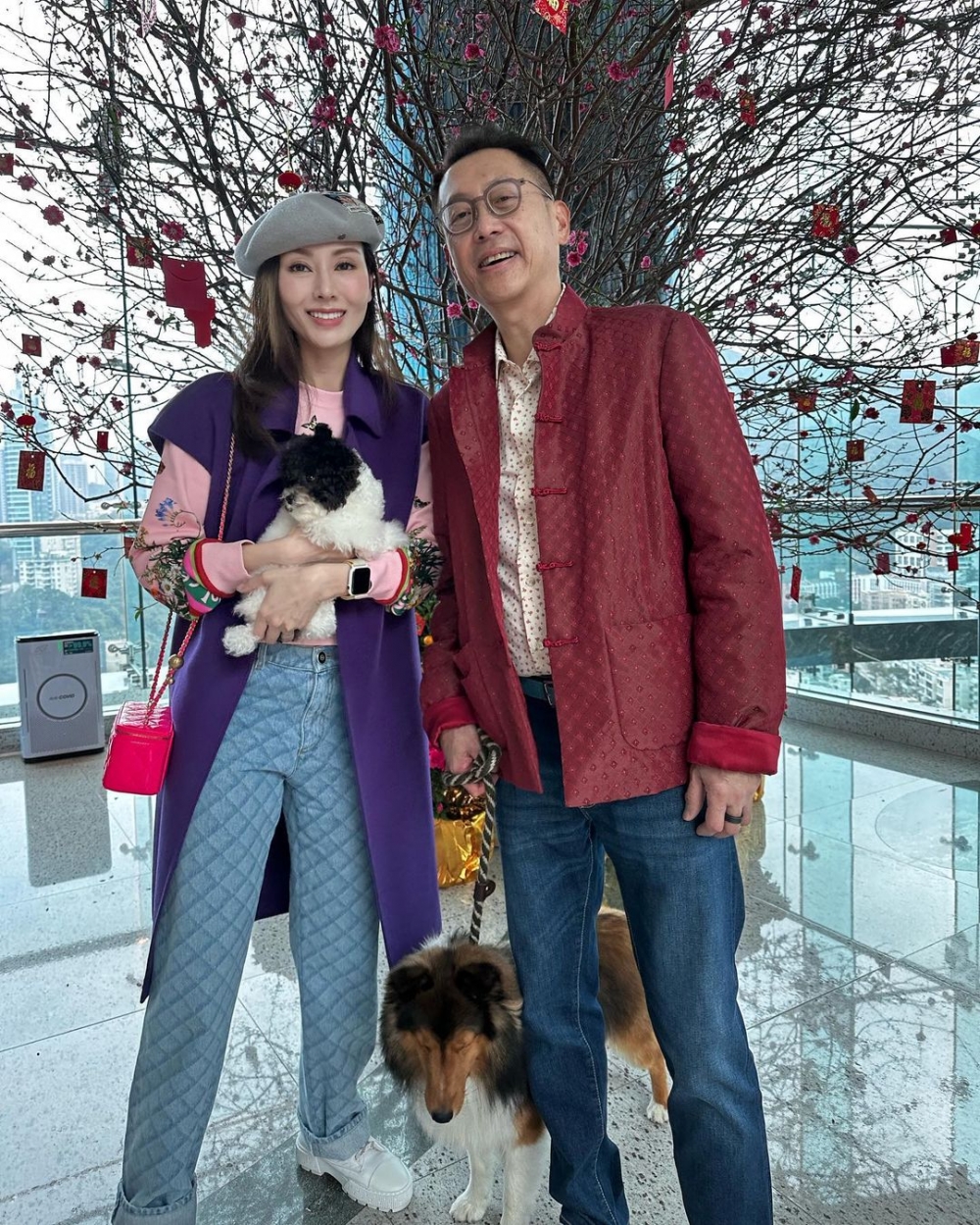 李嘉欣戴咗灰色貝雷帽，粉紅色上衣配菱形牛仔褲，外搭紫色長款外套，再孭上桃紅色手袋