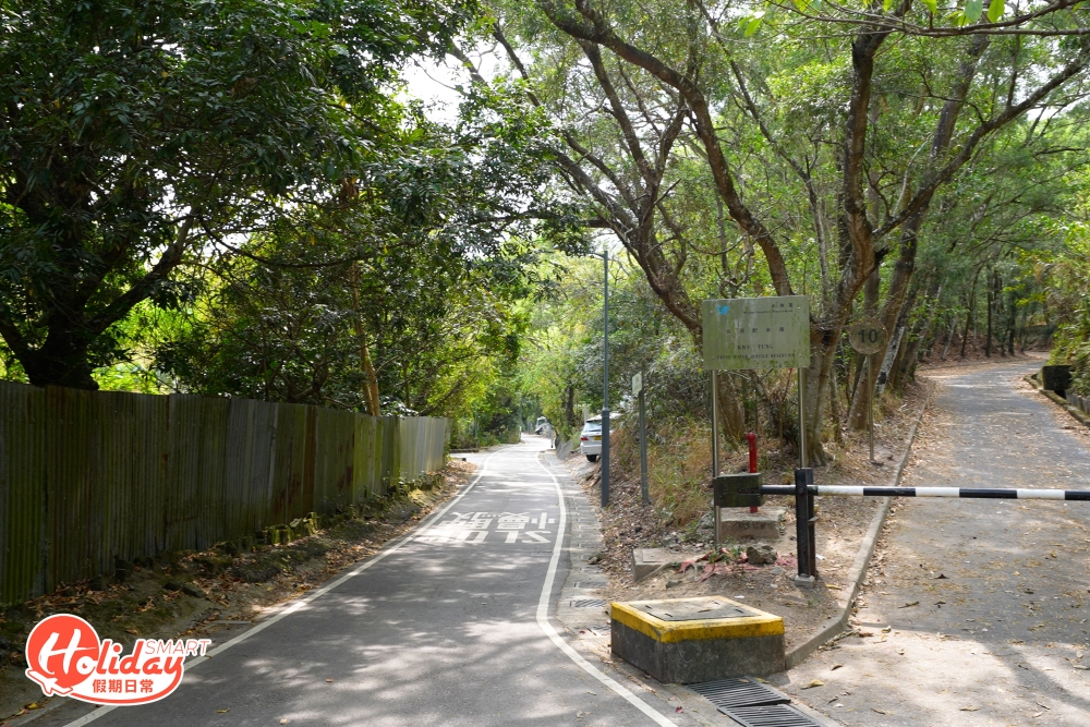 繼續走2至3分鐘就會到達分岔口,左邊可以環繞整個湖,而右邊上斜則可於高空俯瞰整個心形湖。