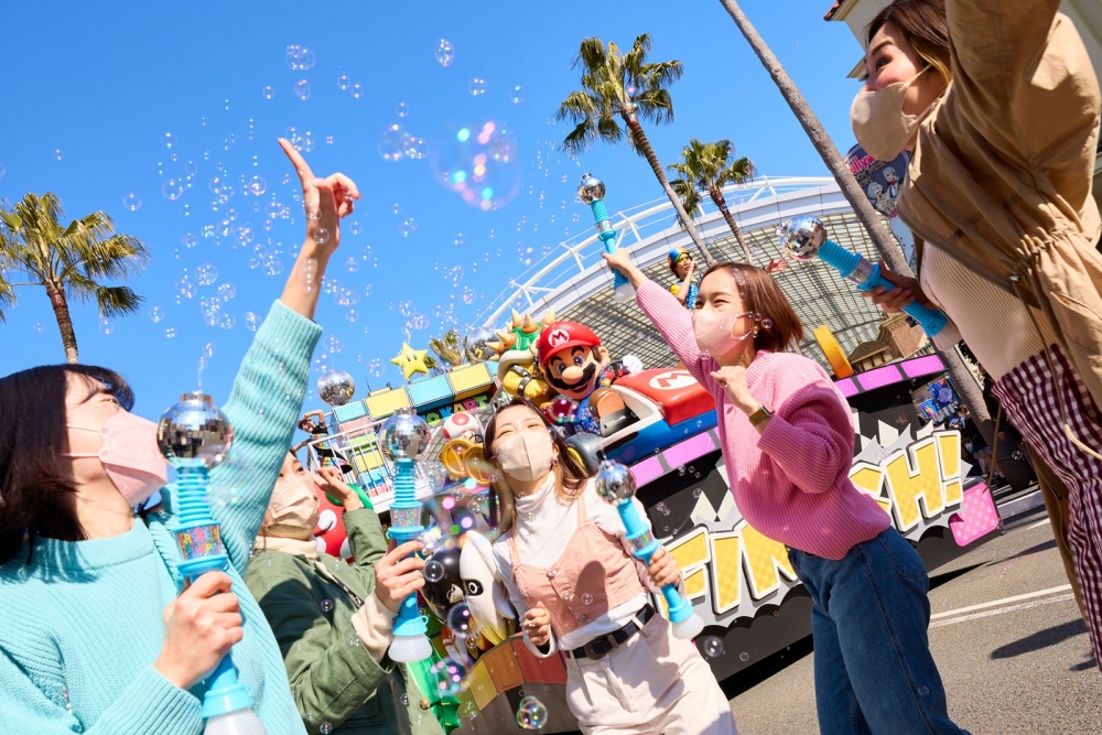 泡泡杖會噴出色彩繽紛的泡泡，遊客可與表演者們互動！