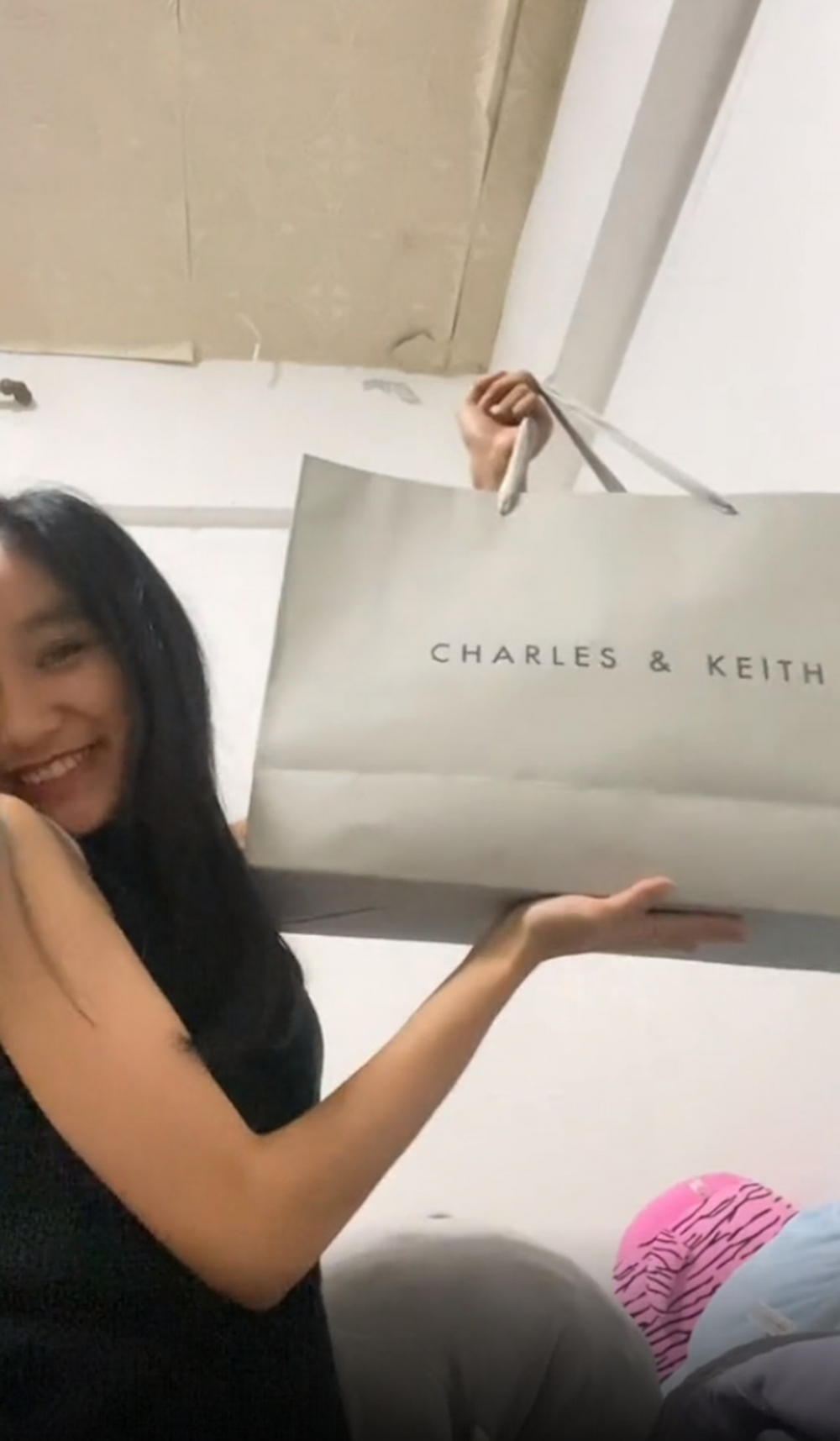 Zoe於TikTok開心展示爸爸所贈送的Charles & Keith手袋