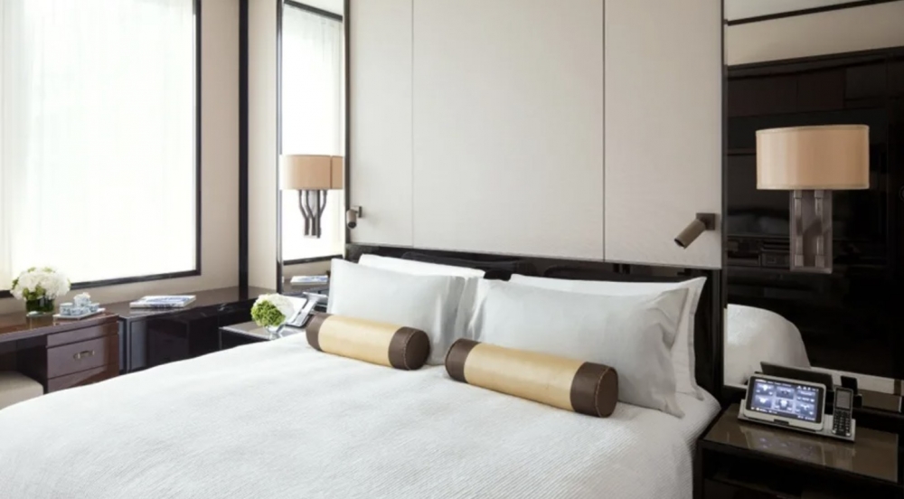 賓客可於生日正日或前後一日以每晚$4,380入住豪華客房，房間更保證升級至高級套房，以及延遲退房時間至下午2時。入住期間，賓客可尊享香檳、迎賓生日禮遇及於大堂茶座享用早餐。