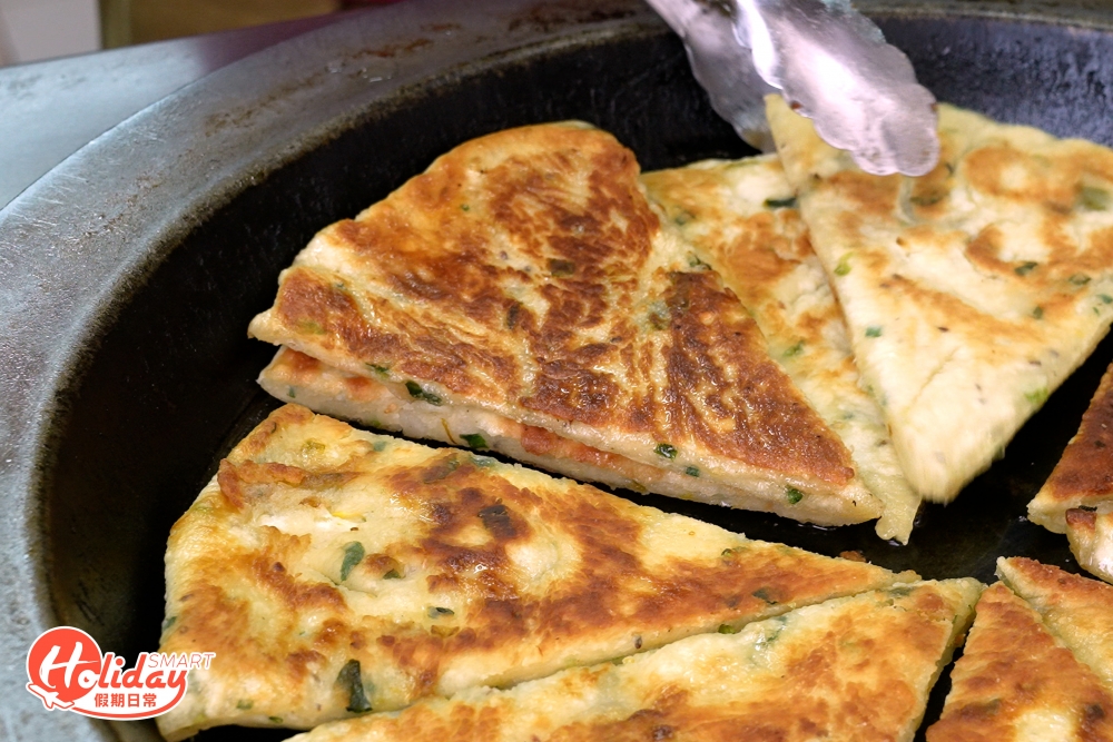 兩邊餅面都煎到金黃脆口，食落鬆軟，而且帶有香蔥和芝麻味。