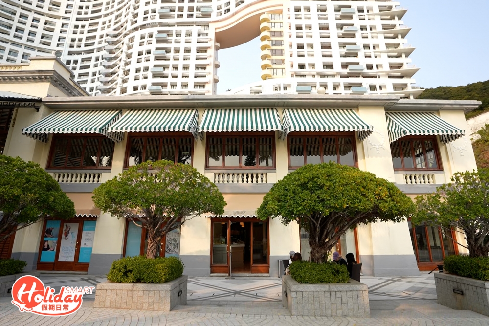 咖啡店為淺水灣新開Cafe，店內供應多款甜品及麵包，所有麵包都是自家製作，當中必食店內招牌士多啤梨蛋糕及塔茶卷蛋。