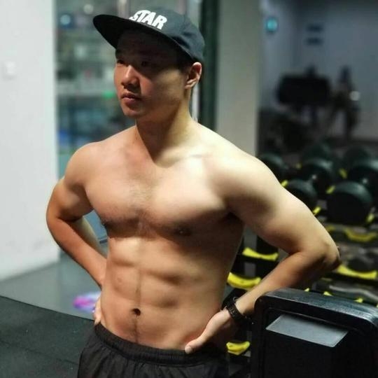 阿秋以前有6舊腹肌，身型超fit