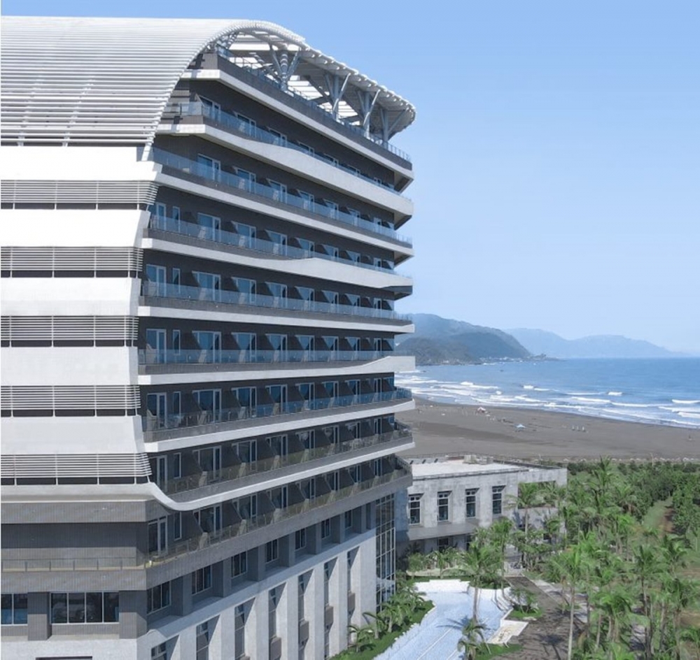 凱渡廣場酒店的建築外觀以陸地郵輪的概念打造,相當有氣勢!
