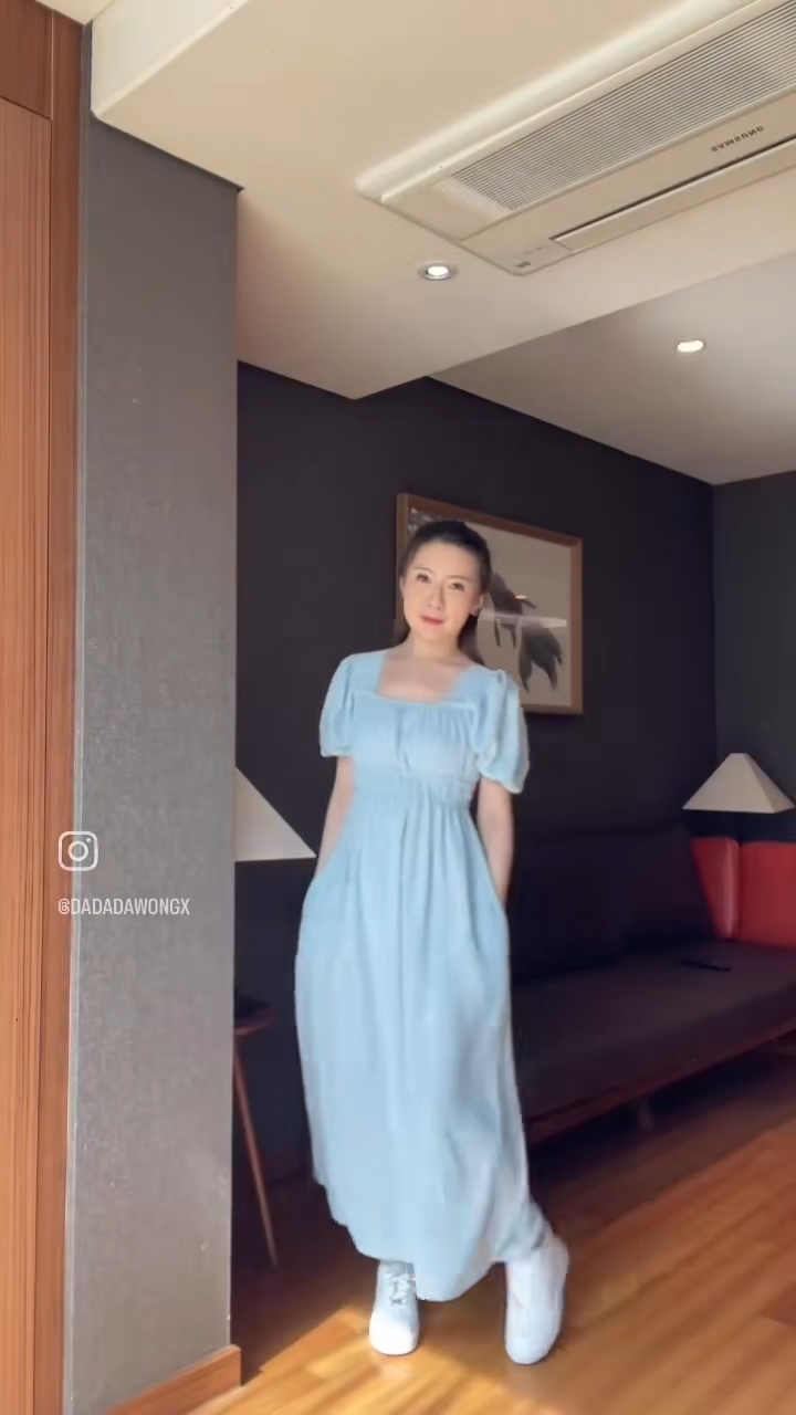 有黑色、淺藍色兩套長裙。