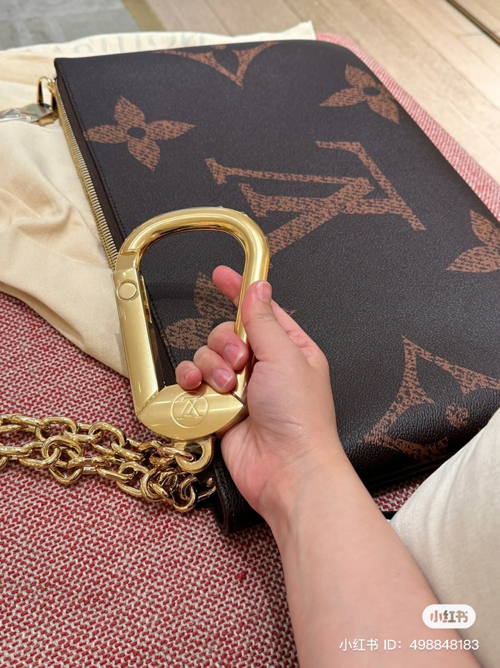 王妤嫻大讚包包外型好可愛,放手提電腦、文件開會好方便