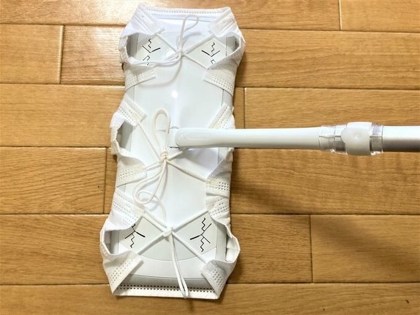 就可以即時利用口罩清潔地板