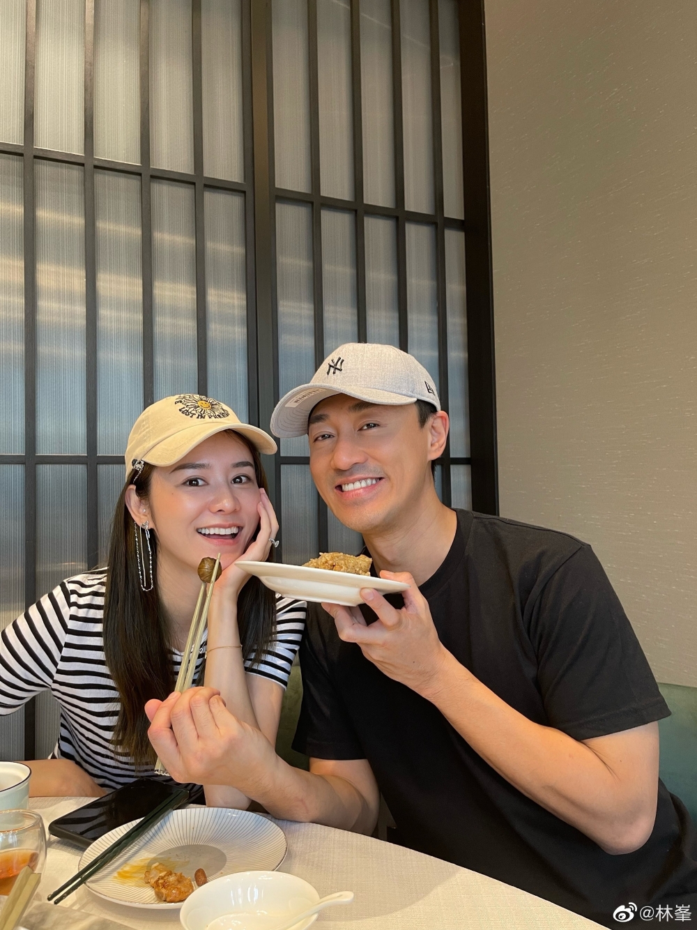 林峯同張馨月結婚之後相當恩愛,曾一齊出演綜藝真人騷《妻子的浪漫旅行5》