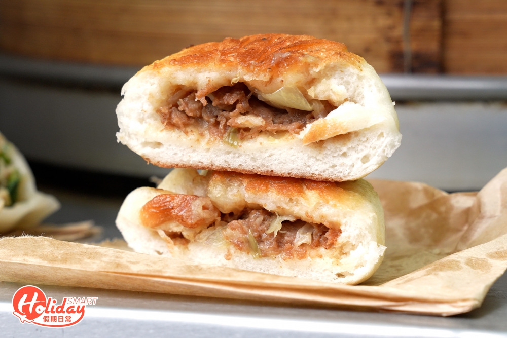 生煎牛肉包兩面都煎至金黃微焦，包點外皮較厚但咬落鬆軟，而且牛肉餡料夠新鮮足料，食落也滿有肉汁。