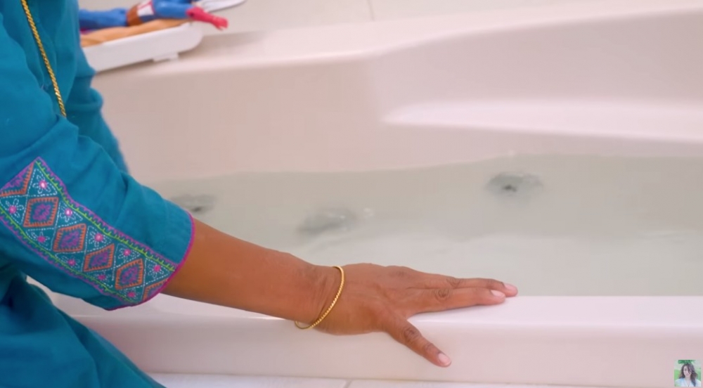 助產士先於浴缸中放滿清水幫助分娩