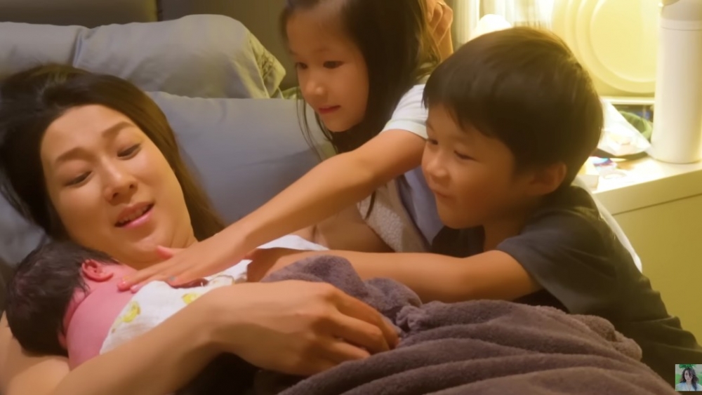 兩位哥哥姐姐非常開心見到細妹的來臨