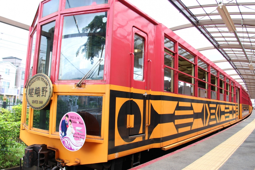 嵐山小火車以紅色及黃色為主色調，打造出獨特的復古列車～