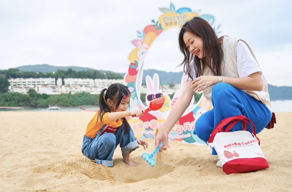 小朋友們變身獵蛋奇兵在沙灘上發掘彩色復活蛋!