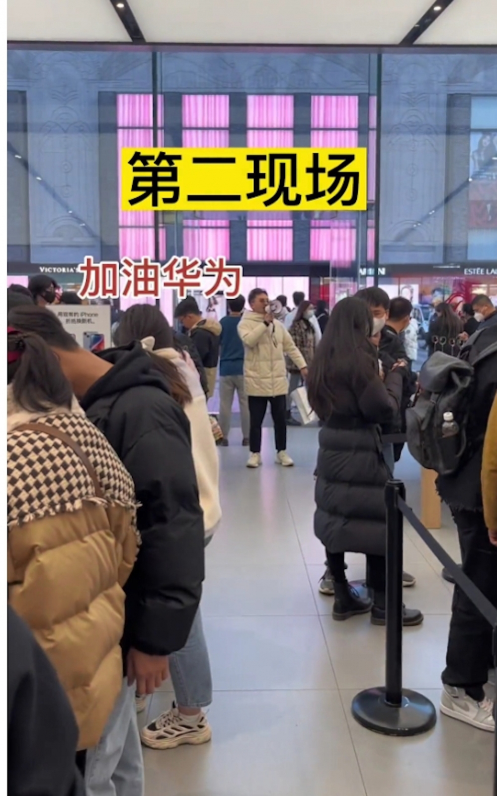 男子拿著大聲公在大叫