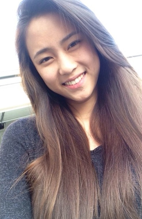 現年25歲嘅佢喺美國出世同長大，翻睇佢入行前嘅學生照，即使係素顏同妝後都分別不大